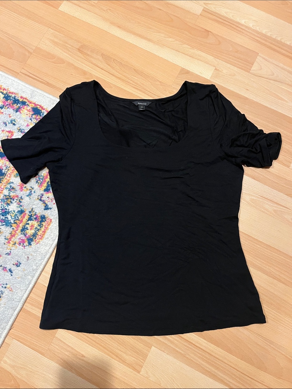 RW&CO. Black Short Sleeve Scoop Neck Tee